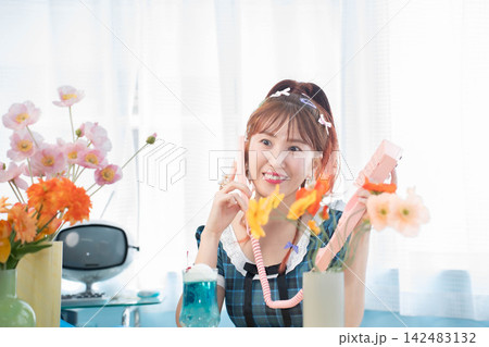 電話をかける女性 電話をかける女性 142483132