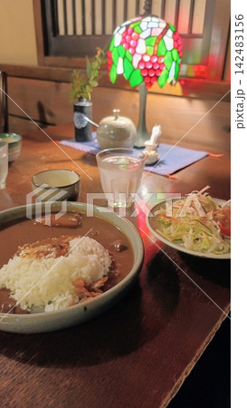 レトロな喫茶店で味わうカレーライスとサラダ レトロな喫茶店で味わうカレーライスとサラダ 142483156