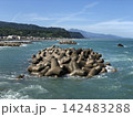 日本海と能生の海岸に並ぶ消波ブロック　新潟県糸魚川市 142483288