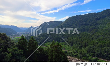 青空と緑豊かな山々に囲まれた日本の里山風景 青空と緑豊かな山々に囲まれた日本の里山風景 142483341