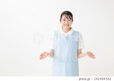 エプロン姿の女性 エプロン姿の女性 142484182
