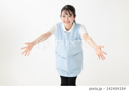 エプロン姿の女性 エプロン姿の女性 142484184
