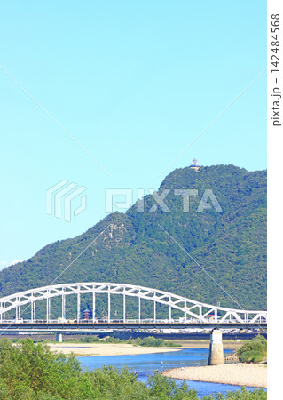 岐阜県岐阜市、忠節橋と金華山の風景 岐阜県岐阜市、忠節橋と金華山の風景 142484568