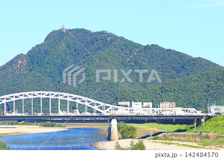 岐阜県岐阜市、忠節橋と金華山の風景 岐阜県岐阜市、忠節橋と金華山の風景 142484570