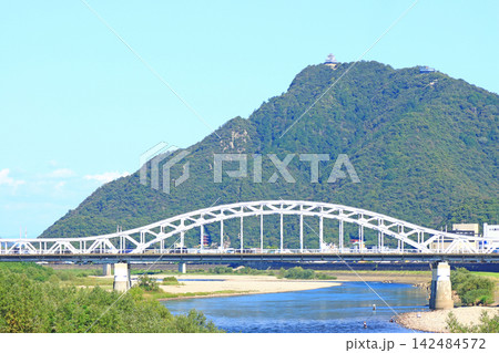 岐阜県岐阜市、忠節橋と金華山の風景 142484572