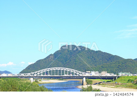 岐阜県岐阜市、忠節橋と金華山の風景 142484574