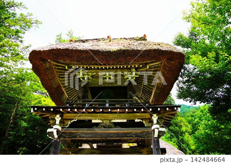 世界遺産・白川郷の明善寺鐘楼門と新緑の風景 世界遺産・白川郷の明善寺鐘楼門と新緑の風景 142484664