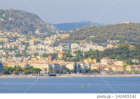 真夏の南フランスのニースの海の風景 真夏の南フランスのニースの海の風景 142485142