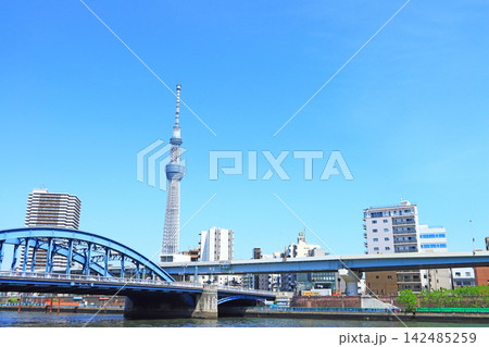 東京都墨田区、東京スカイツリーと駒形橋の風景 142485259