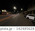 真夜中に静まり返る通り—街灯が照らすブロークンヒル中心街の深夜景観記録 142485628
