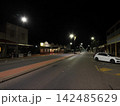 街灯が並ぶ深夜の通り—ベーカリー前の静けさが際立つブロークンヒル夜景記録 142485629