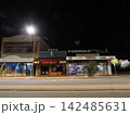深夜に灯る商店街—Kebab Houseと店舗群が並ぶブロークンヒルの静かな夜景記録 142485631