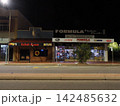 スポーツバーが灯る深夜の街—Formula Sportsと並ぶ静かな商店街の夜景記録 142485632