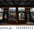 深夜に灯る雑貨店の外観—多彩な品々が並ぶブロークンヒルの静かな夜景記録 142485633