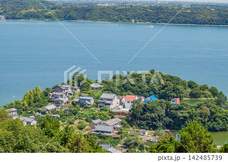 浜松市三ヶ日から見た街並みと奥浜名湖の風景(静岡県) 浜松市三ヶ日から見た街並みと奥浜名湖の風景(静岡県) 142485739