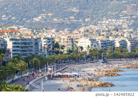 真夏の南フランスのニースの海の風景 真夏の南フランスのニースの海の風景 142485922