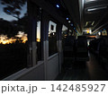 朝焼けの残光が差し込む車内—青色照明と外景が重なる早朝移動の記録 142485927
