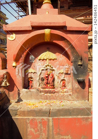 ネパール・バクタプル ヒンドゥー教祠堂と祭壇 ネパール・バクタプル ヒンドゥー教祠堂と祭壇 142486451