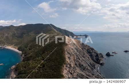高茂岬から望む宇和海の海岸線(愛媛県愛南町) 高茂岬から望む宇和海の海岸線(愛媛県愛南町) 142486907
