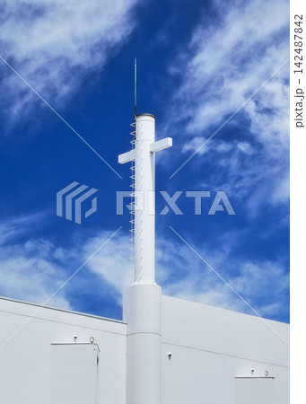 青空背景に白い煙突のある風景 青空背景に白い煙突のある風景 142487842
