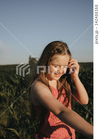 Happy girl, radiating positivity and energy. Photo taken at sunset. Healthy lifestyle. 142488168