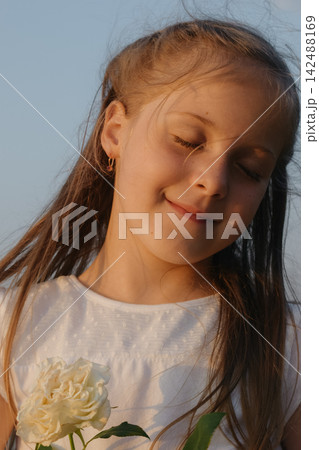 Happy girl, radiating positivity and energy. Photo taken at sunset. Healthy lifestyle. 142488169