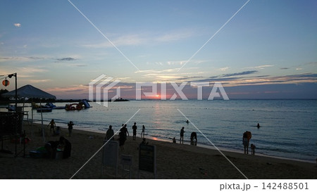 夕焼けに染まる海 142488501