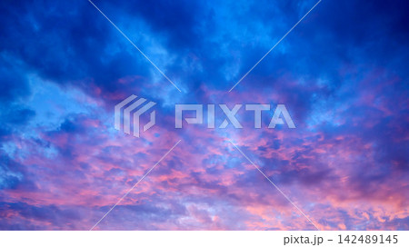 colorful evening sky with vibrant blue and pink clouds at sunset colorful evening sky with vibrant blue and pink clouds at sunset 142489145