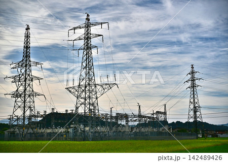 鉄塔と変電所 鉄塔と変電所 142489426