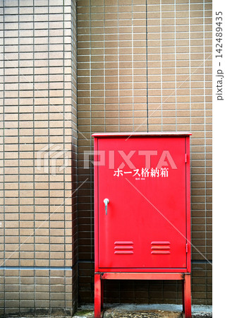 壁際に設置されたホース格納箱	 142489435