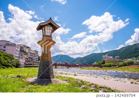 温泉街の風景【下呂温泉 飛騨川河川敷の源泉塔】《岐阜県下呂市》 142489704