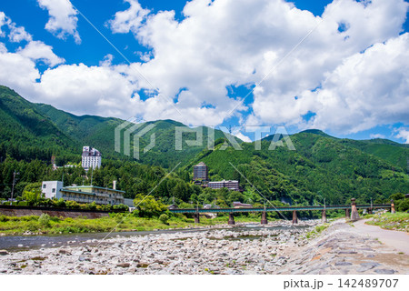 温泉街の風景【下呂温泉 飛騨川河川敷から望む下呂の山並み】《岐阜県下呂市》 温泉街の風景【下呂温泉 飛騨川河川敷から望む下呂の山並み】《岐阜県下呂市》 142489707