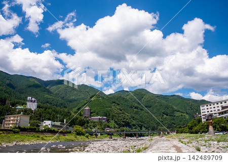 温泉街の風景【下呂温泉 飛騨川河川敷から望む下呂の山並み】《岐阜県下呂市》 142489709