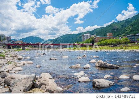 温泉街の風景【下呂温泉 下呂大橋と飛騨川の流れ】《岐阜県下呂市》 温泉街の風景【下呂温泉 下呂大橋と飛騨川の流れ】《岐阜県下呂市》 142489713