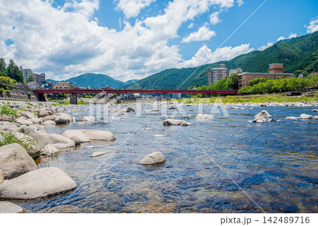 温泉街の風景【下呂温泉 下呂大橋と飛騨川の流れ】《岐阜県下呂市》 温泉街の風景【下呂温泉 下呂大橋と飛騨川の流れ】《岐阜県下呂市》 142489716