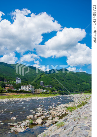 温泉街の風景【下呂温泉 飛騨川河川敷から望む下呂の山並み】《岐阜県下呂市》 温泉街の風景【下呂温泉 飛騨川河川敷から望む下呂の山並み】《岐阜県下呂市》 142489723