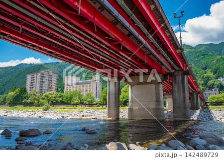 温泉街の風景【下呂温泉 下呂大橋と水明館】《岐阜県下呂市》 温泉街の風景【下呂温泉 下呂大橋と水明館】《岐阜県下呂市》 142489729