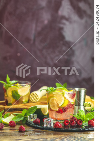 Refreshing raspberry and lime cocktail with mint and ice 142490074