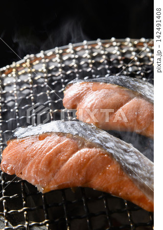 七輪で焼く鮭の切り身、塩がふりかかった焼き立ての様子 七輪で焼く鮭の切り身、塩がふりかかった焼き立ての様子 142491408