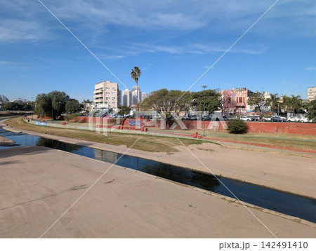 Shallow Suquia River and Cordoba Urban Landscape 142491410