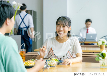 カフェで食事する若いカップル カフェで食事する若いカップル 142491434