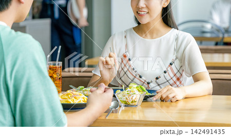 カフェで食事する若いカップル カフェで食事する若いカップル 142491435