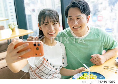 スマホで自撮りをするカップル スマホで自撮りをするカップル 142491565