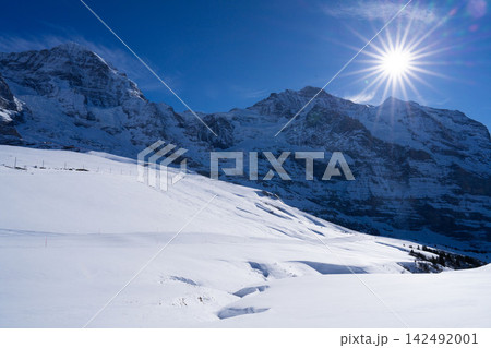 眩しい太陽の光芒と雄大な雪山の峰々が広がる、クライネ・シャイデックの絶景パノラマ 眩しい太陽の光芒と雄大な雪山の峰々が広がる、クライネ・シャイデックの絶景パノラマ 142492001