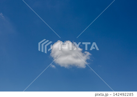 天空の青空に浮く雲の造形【背景素材】 142492285