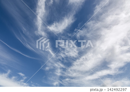 天空の青空に浮く雲の造形【背景素材】 天空の青空に浮く雲の造形【背景素材】 142492297