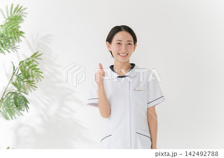 案内をする白衣を着た女性 案内をする白衣を着た女性 142492788