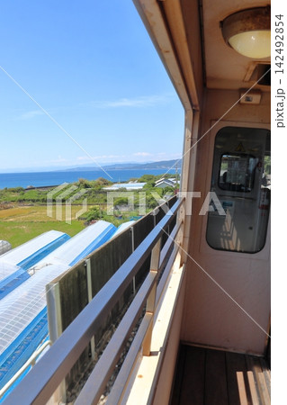 安芸海岸横を走る土佐くろしお鉄道のオープンデッキ列車(しんたろう・やたろう号) 安芸海岸横を走る土佐くろしお鉄道のオープンデッキ列車(しんたろう・やたろう号) 142492854