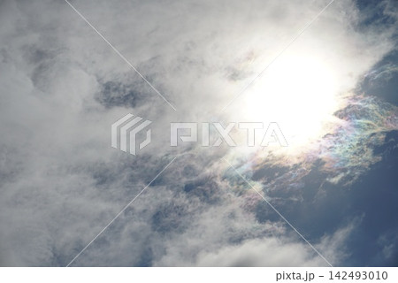 太陽に照らされる雲 太陽に照らされる雲 142493010
