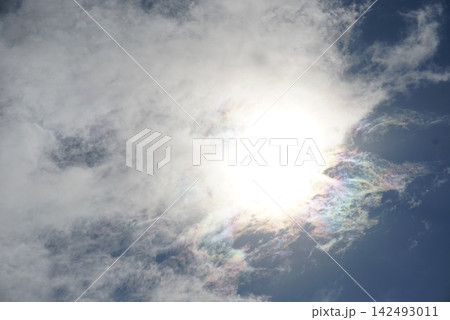 太陽に照らされる雲 太陽に照らされる雲 142493011